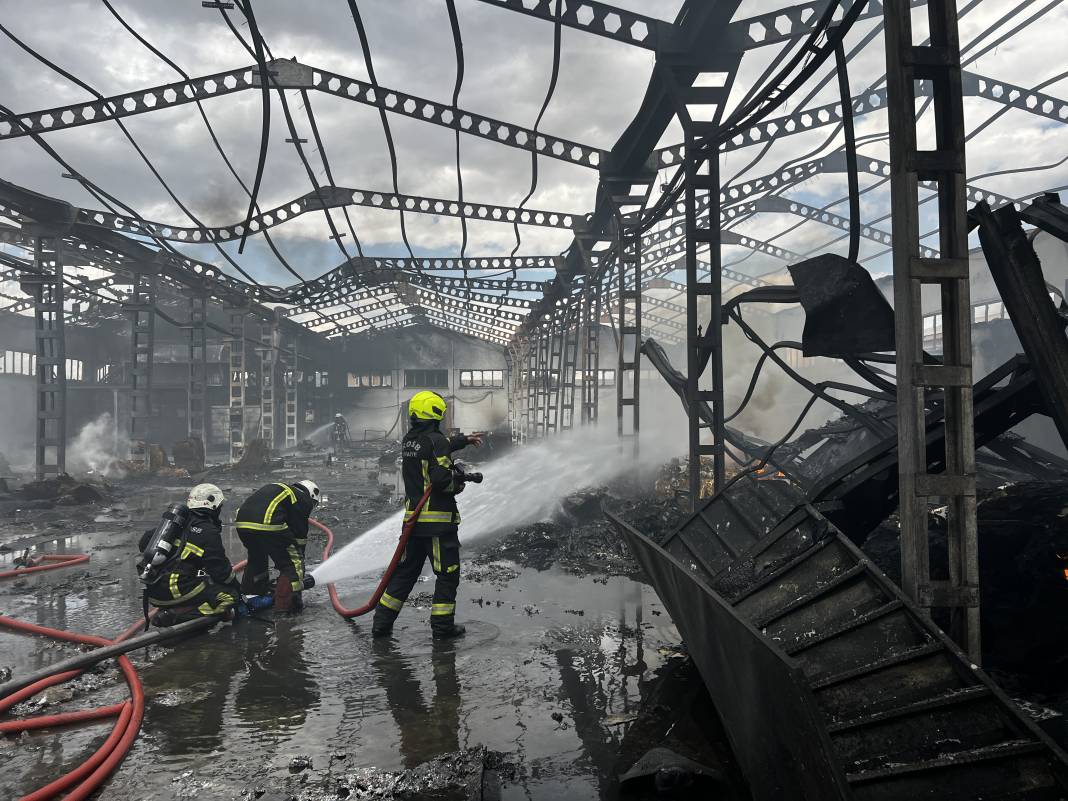 Kayseri'de sünger fabrikasında büyük yangın: Bir saatte kontrol altına alındı 26